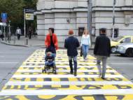 Пешеходната пътека пред Софийския университет е изрисувана с буквите от българската азбука