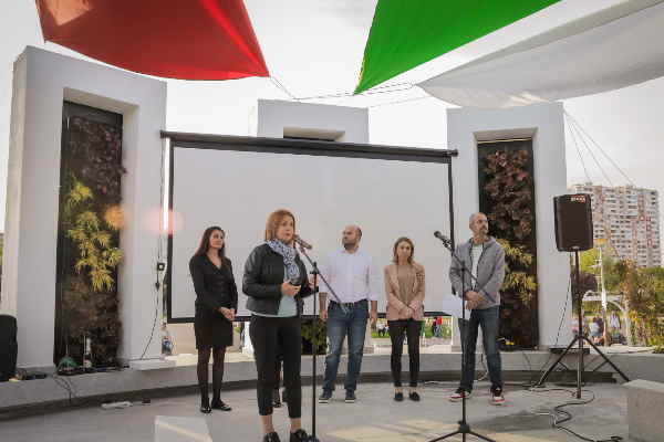 Озеленено споделено пространство е оформено около обновения амфитеатър в парк „Възраждане“