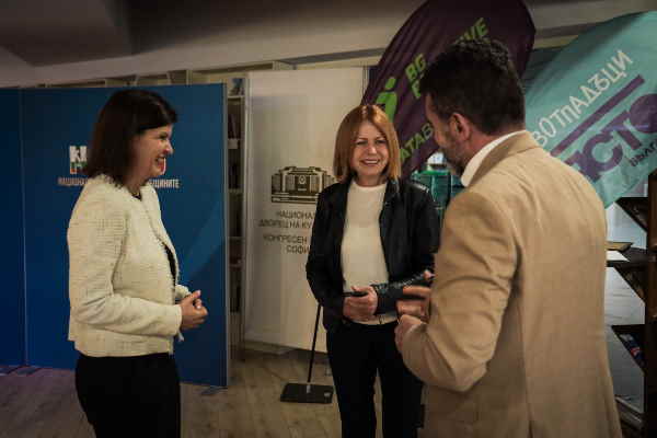 Йорданка Фандъкова поздрави младите хора, които взеха участие в Националния младежки конкурс „Аз за моята община: един проблем – едно решение