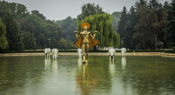 Скулптурната композиция „Водна паша“ на Павел Койчев e разположена в езерото на Южен парк