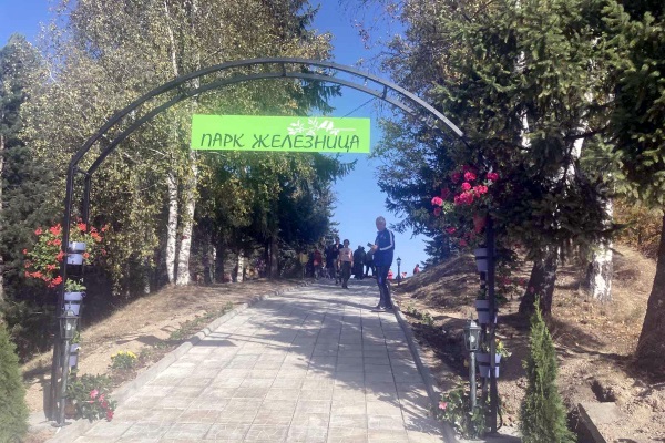 Обновен е паркът в село Железница, предстои изграждане на детска площадка