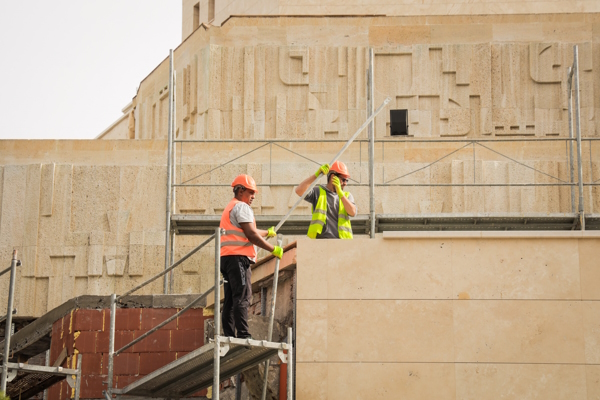 Фасадата на сградата на Театър „София“ е завършена на 90%, реставрирани са барелефите
