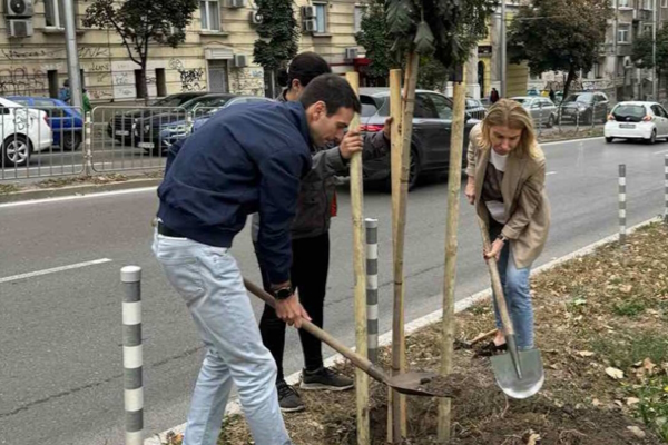 Зам.-кметът по екология Десислава Билева провери засаждането на нови дървета