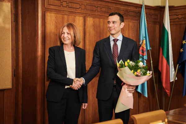 Да надгражда, за да може развитието и промяната на нашия град да продължи, пожела Йорданка Фандъкова на новия кмет Васил Терзиев