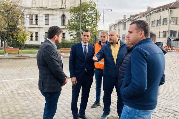 Кметът Васил Терзиев провери сигнали за некачествена маркировка на площад “Св. Александър Невски”