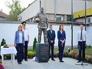 Кметът Фандъкова присъства на откриването на паметник на Богдан Личев в Нови Искър