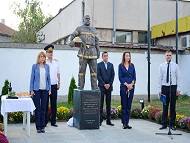 Кметът Фандъкова присъства на откриването на паметник на Богдан Личев в Нови Искър