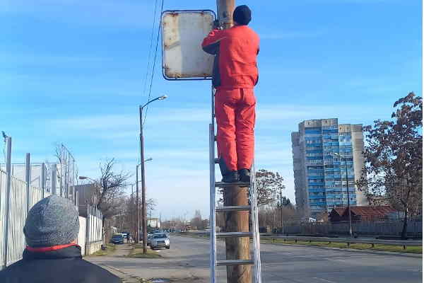 Екипи на Столичен инспекторат премахнаха 43 стари и опасни табели от булеварди в София