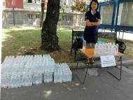 Инспектори раздаваха безплатна вода