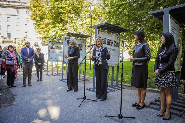Изложба „Българският жестов език – пълноценно общуване за всички“ може да се види в Градската градина