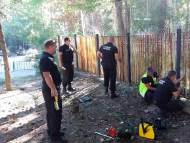 Спасители боядисват училище в почивните си дни