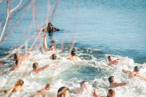 Никола Паскалев от София спаси Богоявленския кръст във водите на езерото в ж.к. “Дружба“