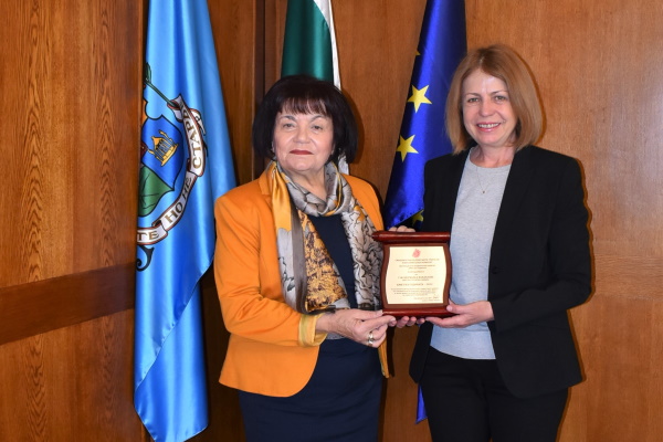 Д.ик.н. Янка Такева връчи на Йорданка Фандъкова отличието „Най-добър социален партньор – кмет“ на СБУ за 2022 г.