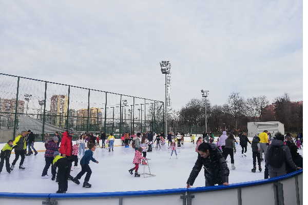 На 2 януари ледената пързалка в парк „Възраждане“ ще работи за деца и ученици с вход свободен