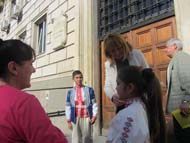 Ученици от 147-мо ОУ „Йордан Радичков“ връчиха плакат на Йорданка  Фандъкова по повод Деня на народните будители