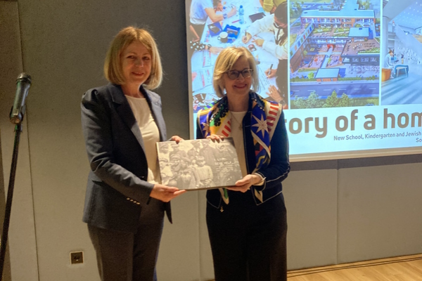 Кметът Фандъкова връчи грамота на директора на Фондация 