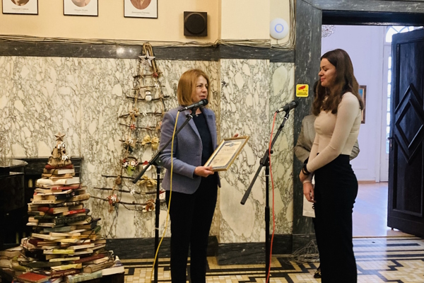 Кметът Йорданка Фандъкова връчи Първа награда в конкурса за есе, посветен на 100 г. от рождението на писателя Ивайло Петров
