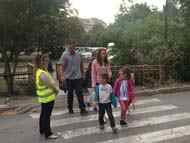 Столична община: Все повече родители водят децата си пеша на училище