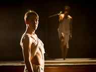 Провокативен пърформанс на известния хореограф Тражал Харел в ДНК