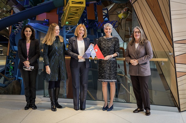 Президентът на Фондация „Америка за България“ Нанси Шилър връчи знака на „Музейко“ на кмета на София Йорданка Фандъкова