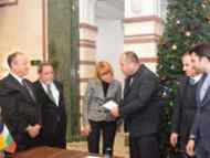 Кметът Фандъкова участва във валидирането на пощенска марка, посветена на Хулио Паленция