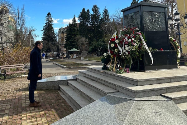 Заместник-кметът на Столичната община Иван Василев поднесе цветя на паметник „Опълченец“ по повод 146 години от Освобождението на София