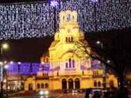 Декоративни елементи, светещи гирлянди и дървета украсяват София за Рождество и Нова година