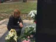 Кметът Фандъкова поднесе цветя на паметника на загиналите деца пред бившата дискотека 