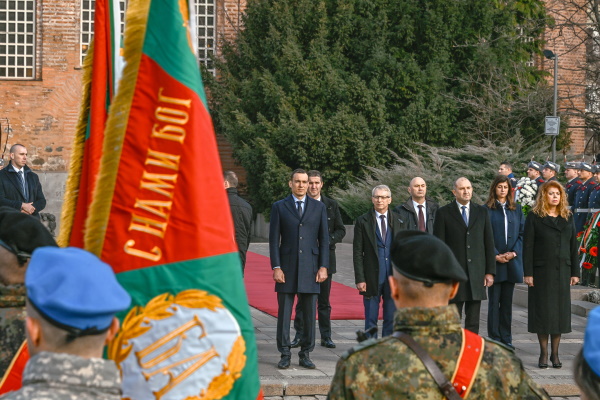 Кметът Васил Терзиев присъства на водосвета на бойните знамена на пл. “Св. Александър Невски“