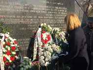 Кметът на София Фандъкова поднесе цветя на паметника на жертвите на комунистическия режим