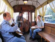 ЖЪЛТА РОЗА И ПЕСЕН В РЕТРО ТРАМВАЯ ЗА МЕЖДУНАРОДНИЯ ДЕН НА ЖЕНАТА