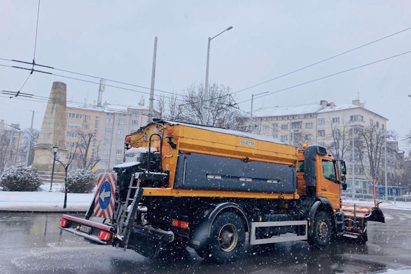 Извършени са обработки срещу заледяване на трасетата на градския транспорт в София