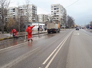 Продължава извършването на метене и миене на улици в София