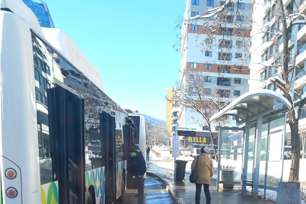 Наложени са санкции за непочистени спирки на градския транспорт и подходи към подлези