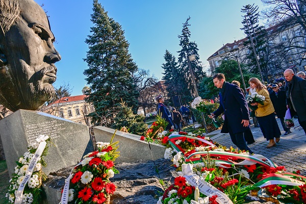 Иван Василев, зам.-кметът на София, почете 170-ата годишнина от рождението на Стефан Стамболов
