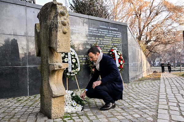 Кметът Васил Терзиев поднесе цветя на паметника на жертвите на комунизма в София