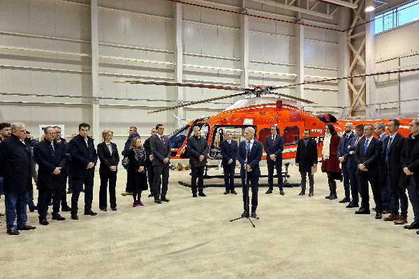 Кметът на София Васил Терзиев присъства на представянето на първия медицински хеликоптер в България