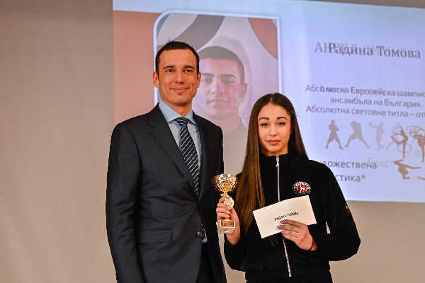 Кметът Васил Терзиев връчи награди на деца от Спортното 153. училище 