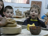 На 17 април децата от ДГ № 16 „Приказен свят“ и ДГ № 79 „Слънчице“ посетиха факултета по приложни изкуства на Националната художествена академия