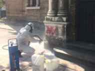 Столичният инспекторат почиства от графити фасадата на храма 