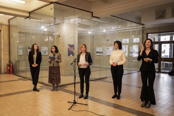 Изложбата на Столична община „Българският жестов език – пълноценно общуване за всички“ гостува в Софийския университет