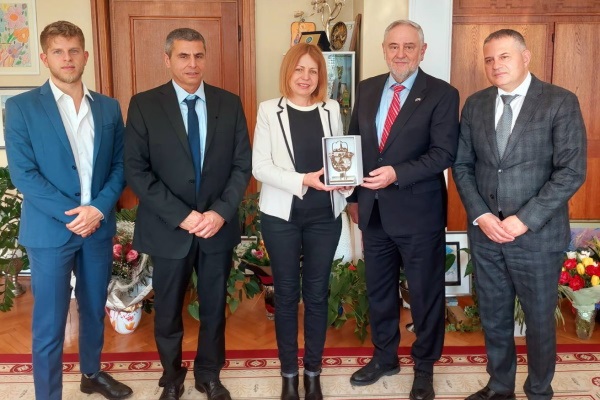 Кметът Фандъкова поднесе цветя на 