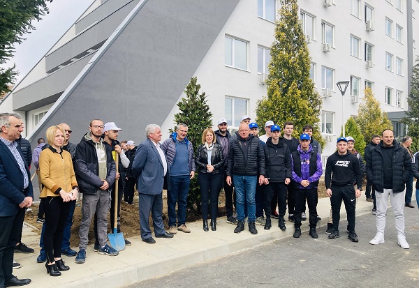 Кметът Йорданка Фандъкова се включи в засаждането на дървета в двора на НСА