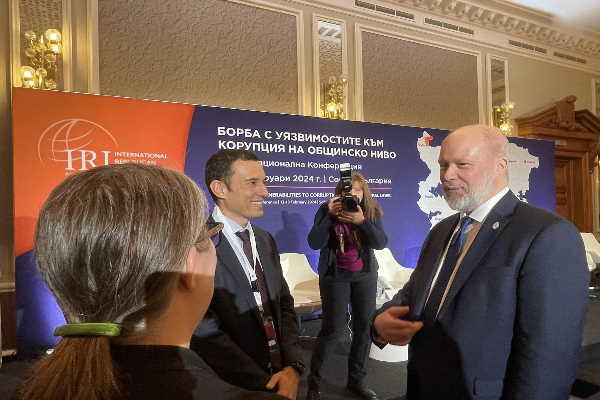 За борбата и справянето с корупцията са нужни политическа воля, гражданска нетърпимост и съюзници, заяви кметът Васил Терзиев