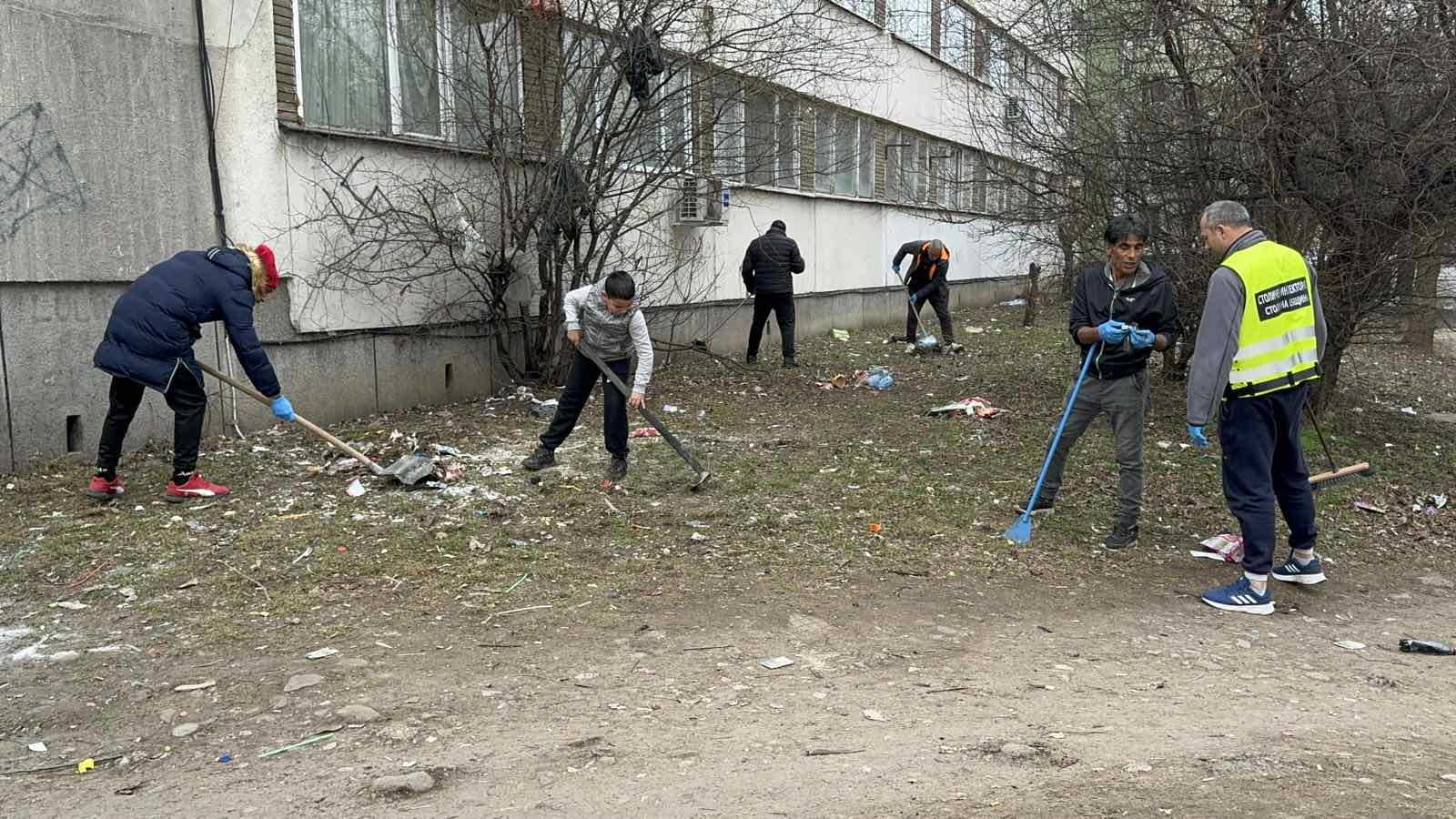 Граждани от кв. “Факултета“ участваха в почистването на квартала