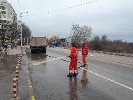 Миенето на улици и булеварди продължава и през почивните дни