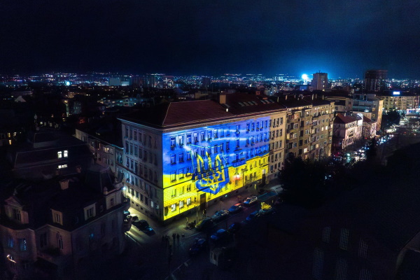 Сградата на Столичната община бе осветена с цветовете на украинското знаме