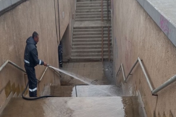 Продължава поетапно миене на пешеходните подлези в София