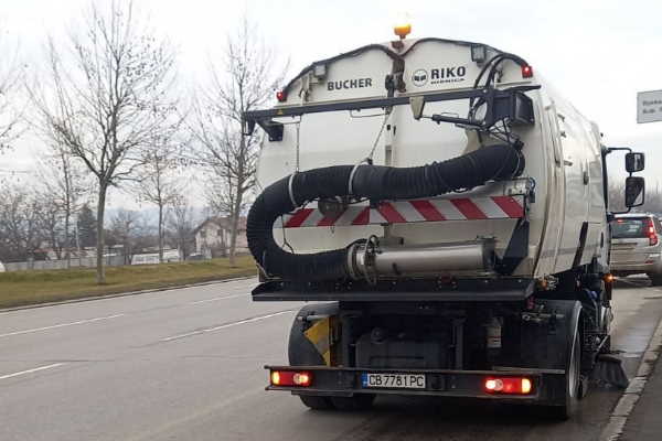 Механизирано се почистват основни булеварди в града