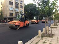 Положен е последният износващ слой от асфалтовата настилка на бул. “Васил Левски“